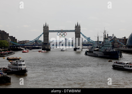 Giant set di anelli olimpici vengono visualizzati dal Tower Bridge a giugno 27, 2012 a Londra, Inghilterra. Gli anelli pesare oltre tre tonnellate e misura oltre 25 metri di larghezza da 11,5 metri di altezza; essi saranno illuminate in una luce di mostrare ogni sera durante i giochi. Foto Stock