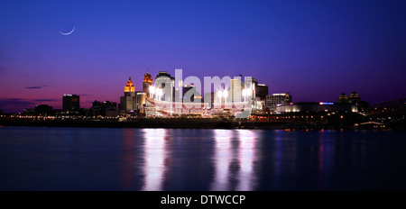 Notte di baseball in Cincinnati in Ohio, appena dopo il tramonto, Rossi vs Cubs, Vista panoramica, STATI UNITI D'AMERICA Foto Stock