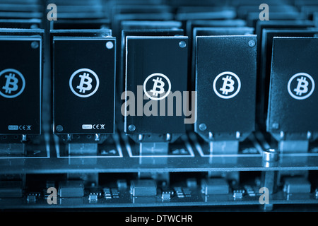 Bitcoin mining dispositivi USB su un grande hub USB. Foto Stock