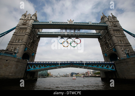 Giant set di anelli olimpici vengono visualizzati dal Tower Bridge a giugno 27, 2012 a Londra, Inghilterra. Gli anelli pesare oltre tre tonnellate e misura oltre 25 metri di larghezza da 11,5 metri di altezza; essi saranno illuminate in una luce di mostrare ogni sera durante i giochi. Foto Stock