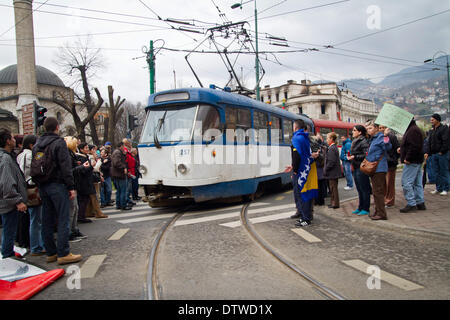 Febbraio 20, 2014 - Sarajevo, Bosnia Erzegovina - Dimostrazione di fronte al palazzo presidenziale il quindicesimo giorno di proteste contro l alto tasso di disoccupazione, la corruzione delle élites e la privatizzazione dei tessuti in tutto il paese. (Credito Immagine: © Aurore Belot/NurPhoto/ZUMAPRESS.com) Foto Stock