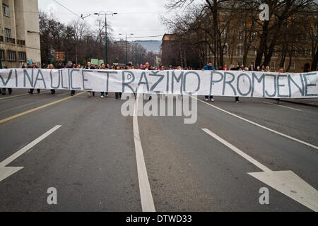 Febbraio 20, 2014 - Sarajevo, Bosnia Erzegovina - Dimostrazione di fronte al palazzo presidenziale il quindicesimo giorno di proteste contro l alto tasso di disoccupazione, la corruzione delle élites e la privatizzazione dei tessuti in tutto il paese. (Credito Immagine: © Aurore Belot/NurPhoto/ZUMAPRESS.com) Foto Stock