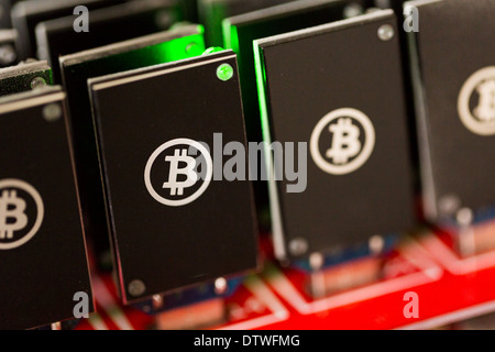 Bitcoin mining dispositivi USB su un grande hub USB. Foto Stock