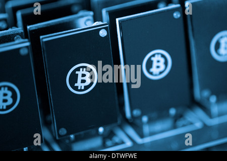 Bitcoin mining dispositivi USB su un grande hub USB. Foto Stock