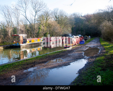 Imbarcazioni strette in inverno sul Kennet and Avon canal, vicino Limpley Stoke, Wiltshire, Inghilterra Foto Stock