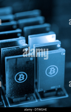 Bitcoin mining dispositivi USB su un grande hub USB. Foto Stock