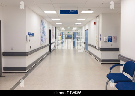 NHS hospital corridoio, London, Regno Unito Foto Stock
