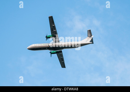 Guardando verso l'alto un Aer Lingus ATR 72 aereo direttamente in testa Foto Stock