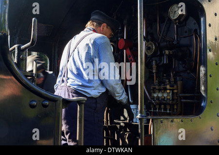 Il personale di scorta treno sul piede piatto di ex GWR Classe 2884, Numero 3802 Foto Stock