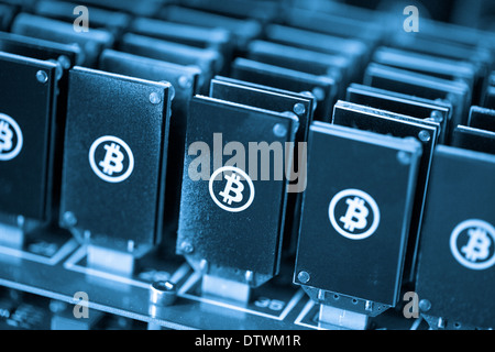 Bitcoin mining dispositivi USB su un grande hub USB. Foto Stock