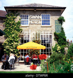 Vista esterna del Swan Hotel e clienti sotto ombrellone il Festival di fieno, Hay-on-Wye Wales UK KATHY DEWITT Foto Stock