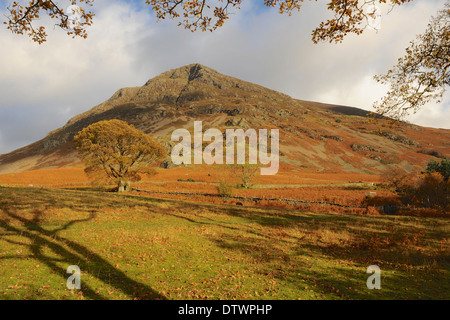 Paesaggio invernale dei Fells su Whiteside dalle rive di Crummock Water nel Lake District National Park in Rural Cumbria, Inghilterra, Regno Unito Foto Stock