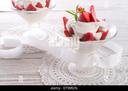 Fragole con panna Foto Stock