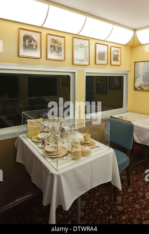 Stati Uniti d'America, Iowa, Council Bluffs, della Union Pacific Railroad Museum interno della ferrovia carrozza ristorante Foto Stock