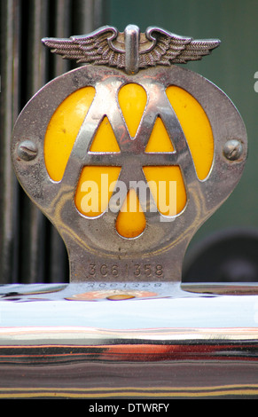 Vintage Automobile Association (AA) badge di appartenenza sulla griglia di auto d'epoca in Inghilterra, Regno Unito Foto Stock