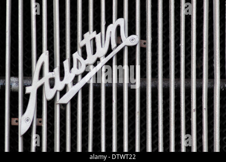 Austin logo badge su vintage motore Austin auto griglia, Regno Unito - close-up Foto Stock