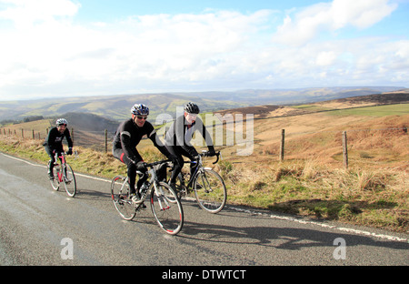 I ciclisti maschio ride fino Ringinglow Road vicino a Sheffield & Hathersage nel Parco Nazionale di Peak District, Derbyshire, England, Regno Unito Foto Stock