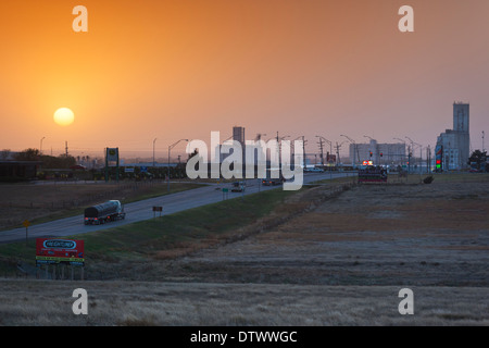 Stati Uniti d'America, Kansas, Dodge City skyline con tempesta di polvere tramonto Foto Stock