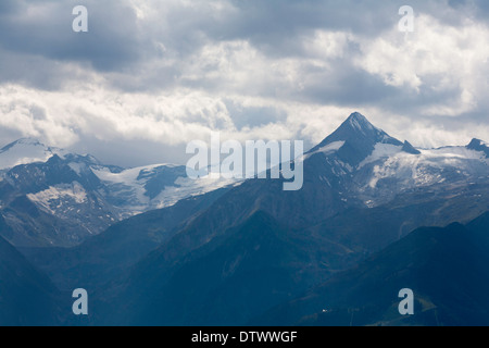 Una vista lungo la Kapruner Tal incorniciato da Kitzsteinhorn e l'Hoher Tenn dal Schmittenhohe Kaprun e Zell am See Foto Stock