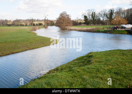 Un tributario che unisce il fiume Stour ad una confluenza delle acque a Dedham, Essex, Inghilterra Foto Stock