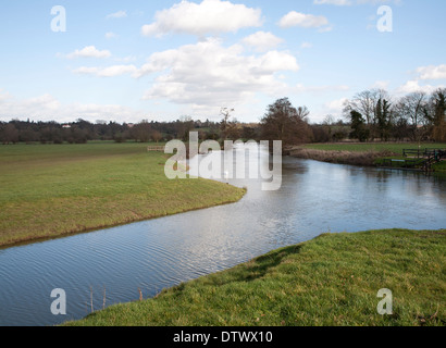 Un tributario che unisce il fiume Stour ad una confluenza delle acque a Dedham, Essex, Inghilterra Foto Stock