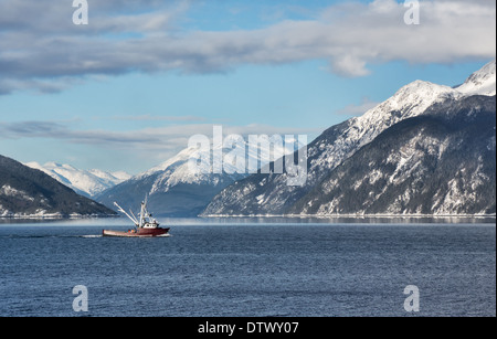 La pesca in barca nella baia di Portage dirigendosi verso la Lynn Canal su una soleggiata giornata invernale. Foto Stock