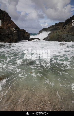 La marea caraibica è forzata tra le rocce per creare una piscina gorgogliante a Diamond Cay, Isole Vergini Britanniche Foto Stock