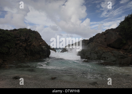 La marea caraibica è forzata tra le rocce per creare una piscina gorgogliante a Diamond Cay, Isole Vergini Britanniche Foto Stock