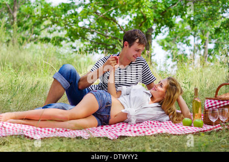 Coppia giovane su picnic nella foresta Foto Stock