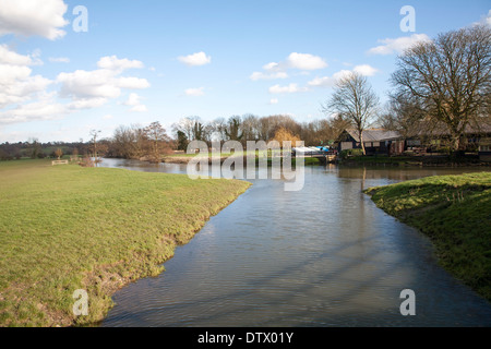 Un tributario che unisce il fiume Stour ad una confluenza delle acque a Dedham, Essex, Inghilterra Foto Stock