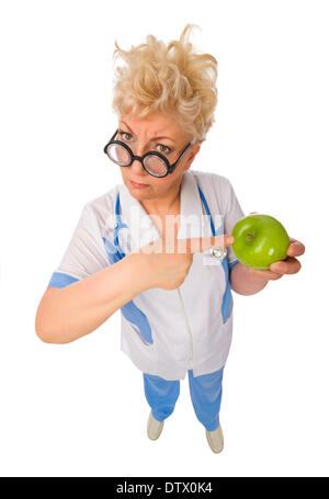 Divertenti medico maturo con apple isolato Foto Stock