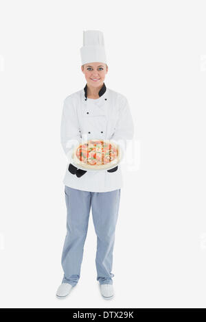 Lo chef femmina che offre pizza Foto Stock