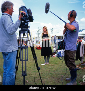 Uomo di funzionamento fotocamera video & sound engineer catturare una femmina di presentatore al Festival di fieno in Hay-on-Wye Wales UK KATHY DEWITT Foto Stock