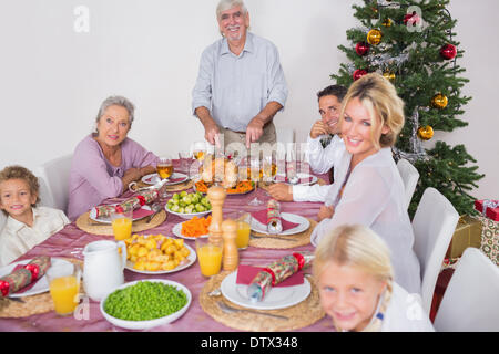 La famiglia felice a cena di natale Foto Stock