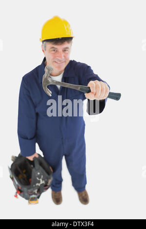 Meccanico con un martello che trasportano borsa portautensili Foto Stock