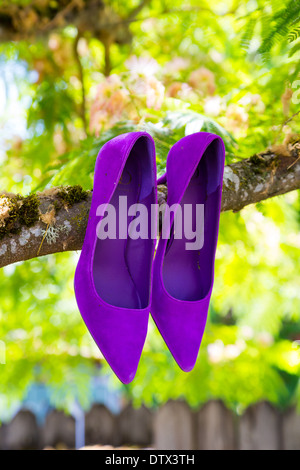 Scarpe nuziale per il matrimonio in viola prima la sposa li ha messi sui suoi piedi per il giorno del matrimonio. Foto Stock