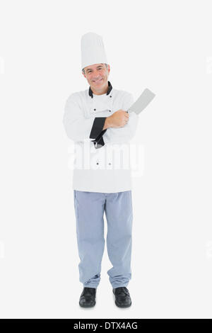 Uomo in uniforme dello chef holding mannaia a base di carne Foto Stock