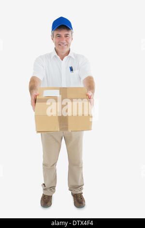 Maturo uomo di consegna consegna pacchetto Foto Stock
