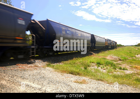 Treno con 80 nolo auto pieno di carbone che arrivano al punto di abate coal terminal, nei pressi di Bowen, North Queensland, Australia Foto Stock