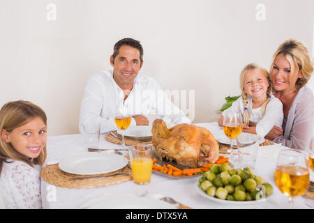 Famiglia andando a mangiare Foto Stock