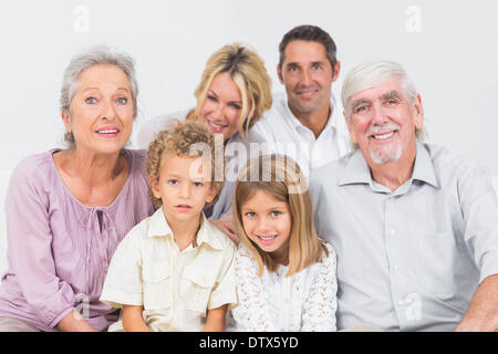 La famiglia seduti e in posa Foto Stock