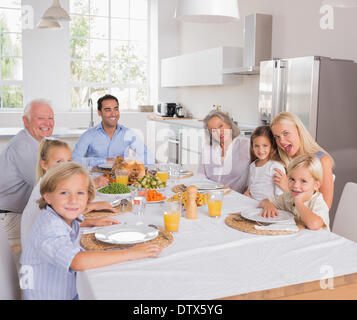 La famiglia felice di andare a mangiare Foto Stock