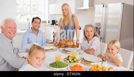 Madre felice di servire una Turchia Foto Stock