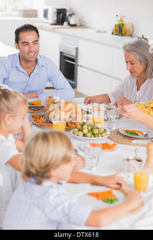 Famiglia mangiare cena di ringraziamento Foto Stock