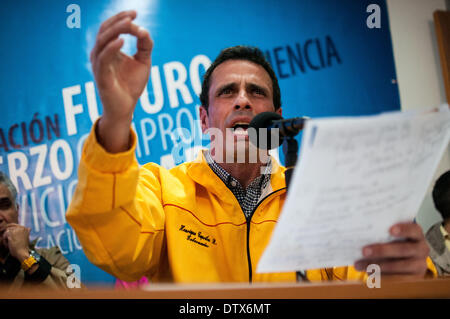 Caracas, Venezuela. 24 Febbraio, 2014. Il governatore dello stato di Miranda Henrique Capriles prende parte a una conferenza stampa a Caracas, Venezuela, nel febbraio 24, 2014. © Cristian Hernandez/Xinhua/Alamy Live News Foto Stock