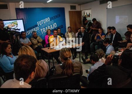 Caracas, Venezuela. 24 Febbraio, 2014. Il governatore dello stato di Miranda Henrique Capriles prende parte a una conferenza stampa a Caracas, Venezuela, nel febbraio 24, 2014. © Cristian Hernandez/Xinhua/Alamy Live News Foto Stock