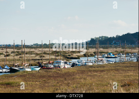 Barche ormeggiate nel canale Blakeney, Blakeney Point, Norfolk. Foto Stock