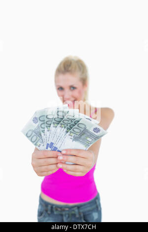 Donna tenendo fuori aperti a ventaglio 100 banconote in euro Foto Stock