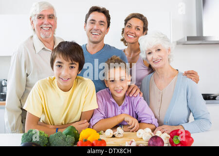 Tutta la famiglia sorridente in cucina Foto Stock