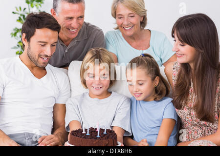 Famiglia celebrando i ragazzi compleanno Foto Stock